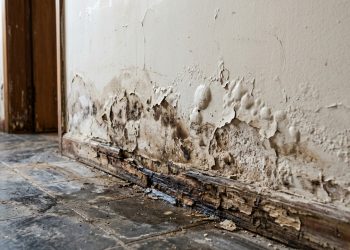 Problemas de descascamento de tinta na base das paredes estão ligados à umidade ascendente e erros na fundação