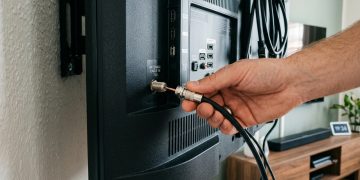 Sinal da TV cai; verifique cabos e conexões antes de chamar técnico