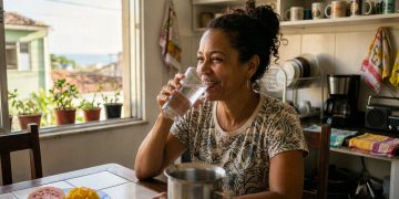 Hidratação adequada é essencial para funcionamento renal e saúde mental