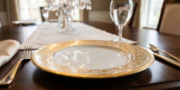 Louças de porcelana com detalhes em ouro: valor, preservação e cuidados essenciais