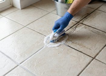 Rejunte de piso claro na cozinha: dicas simples para limpeza sem água sanitária
