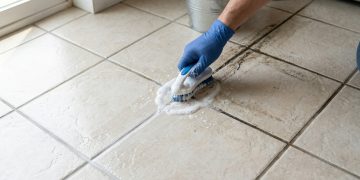 Rejunte de piso claro na cozinha: dicas simples para limpeza sem água sanitária