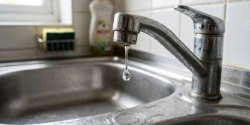 Torneiras que pingam: como evitar o desperdício de água e realizar reparos simples