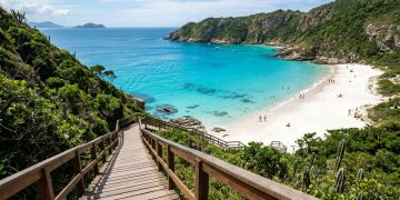 Arraial do Cabo, conhecido como o “Caribe Brasileiro”, encanta com suas águas cristalinas