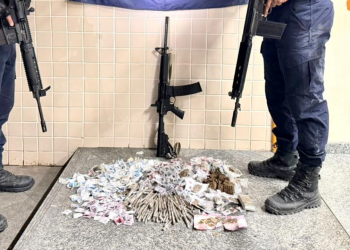 Quatro suspeitos e fuzil apreendidos na Vila Ipiranga, Zona Norte de Niterói