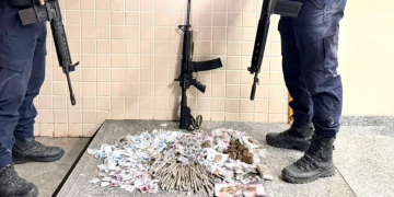 Quatro suspeitos e fuzil apreendidos na Vila Ipiranga, Zona Norte de Niterói