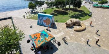 Intervenção artística na Praça Mauá celebra vínculos afetivos e adota ações inclusivas