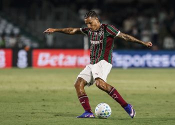 Guilherme Arana ainda figura como reserva no Fluminense após três meses de contratação