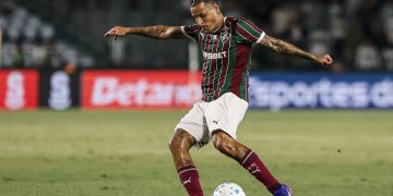Guilherme Arana ainda figura como reserva no Fluminense após três meses de contratação
