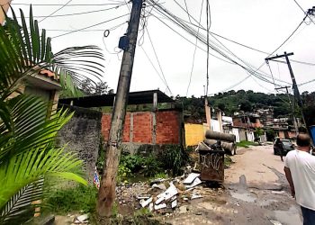 Moradores de São Gonçalo aguardam reparo em poste inclinado e energizado na Vila Lage
