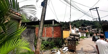 Moradores de São Gonçalo aguardam reparo em poste inclinado e energizado na Vila Lage