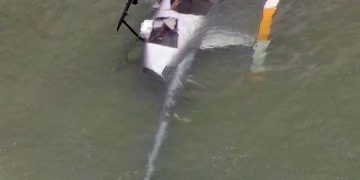 Helicóptero cai na Praia da Barra da Tijuca; piloto com 40 anos de carreira é resgatado