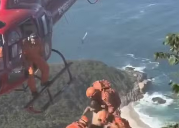 Turista se acidenta na Pedra do Telégrafo e é resgatado por helicóptero no Rio
