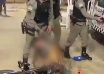 Homem desmaia após tapa de policial durante abordagem em Natal; PM investiga.