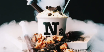 Sorveteria em Botafogo permite criar sabores personalizados com nitrogênio líquido