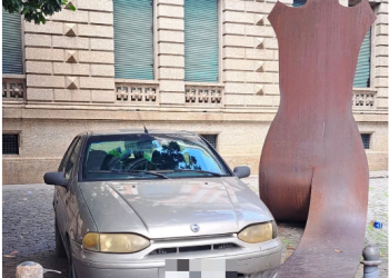 Motorista estaciona sobre escultura pública no Centro do Rio e gera reações