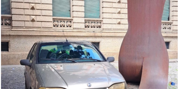 Motorista estaciona sobre escultura pública no Centro do Rio e gera reações