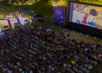 Cinema inflável leva sessões gratuitas ao ar livre em Guapimirim entre 24 e 26 de abril