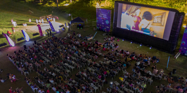 Cinema inflável leva sessões gratuitas ao ar livre em Guapimirim entre 24 e 26 de abril