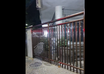Grande parte da calçada em Copacabana foi tomada por grade de edifício, gerando debate sobre segurança e espaço público
