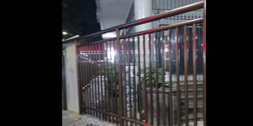 Grande parte da calçada em Copacabana foi tomada por grade de edifício, gerando debate sobre segurança e espaço público