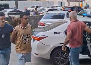 Falso ambulante é preso por aplicar golpe da maquininha e cobrar R$ 10 mil de turista na Praia de Copacabana