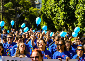 Caminhada Azul de Petrópolis promove conscientização e inclusão sobre o autismo