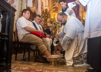 Igreja Nossa Senhora da Lapa dos Mercadores promove Lava-Pés de comerciantes na Missa da Ceia do Senhor
