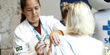 Campanha de vacinação contra a gripe avança com mais de 240 mil doses aplicadas no Rio