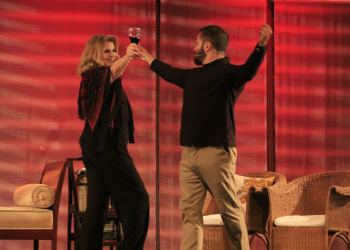 Musical sobre Charles Aznavour retorna ao teatro no Rio de Janeiro em abril