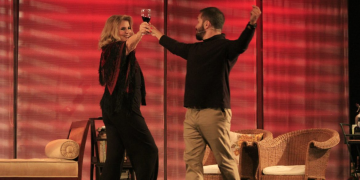 Musical sobre Charles Aznavour retorna ao teatro no Rio de Janeiro em abril