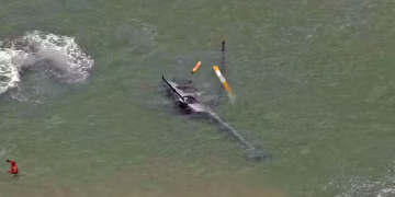 Helicóptero faz pouso forçado e cai no mar da Barra da Tijuca, todas as vítimas são resgatadas