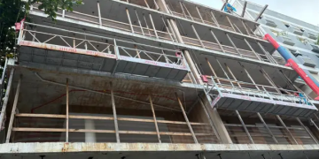 Obra do prédio Dumont 52 na Gávea está paralisada há meses, gerando preocupações de segurança