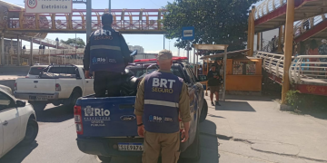 Fiscalização na Zona Norte cobre motociclistas em passarelas da Avenida Brasil