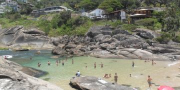 Itacoatiara: praia, ondas gigantes e trilhas com vista para dois estados