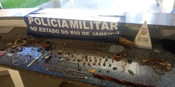 Homens são presos com joias roubadas após abordagem de rotina em Casimiro de Abreu