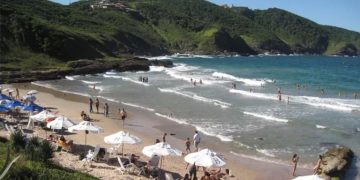 Justiça determina desocupação e demolição de estabelecimentos irregulares na Praia Brava, Búzios