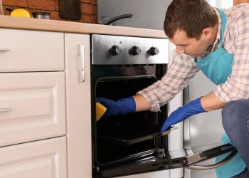 Método eficiente para limpar forno é usando desengordurante e calor leve, evita riscos e odores