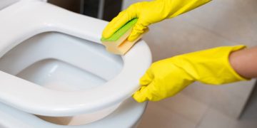 Técnicas naturais de limpeza mantêm o vaso sanitário branco sem uso de cloro forte