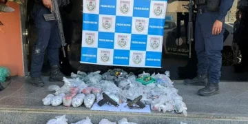Polícia prende quatro suspeitos e apreende drogas e armamentos em ação na comunidade do Risca Faca