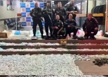 Operação da PM em Itaipuaçu apreende drogas avaliadas em R$ 1 milhão e prende suspeito baleado