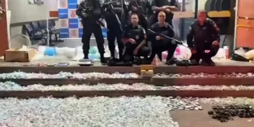 Operação da PM em Itaipuaçu apreende drogas avaliadas em R$ 1 milhão e prende suspeito baleado