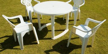 Recuperação de mesa de plástico branca com limpeza caseira e cuidados ambientais