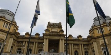 Rio de Janeiro enfrenta crise estrutural de segurança e governança, aponta The Economist