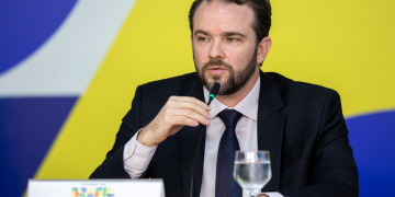 Governo aumenta imposto sobre cigarros para compensar perdas com isenções fiscais em combustíveis