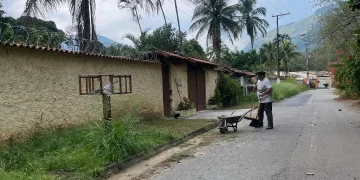 Moradores de Ponta Negra relatam abandono na limpeza urbana após meses sem varrição