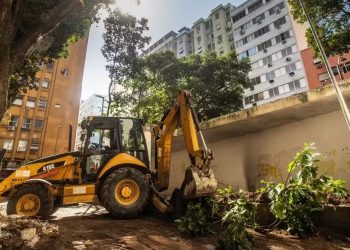 Demolição de muro em Copacabana libera vista da Praça Sarah Kubitschek após mais de uma década
