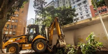 Demolição de muro em Copacabana libera vista da Praça Sarah Kubitschek após mais de uma década