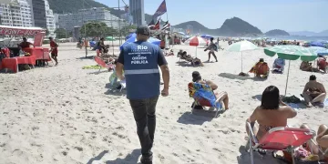Câmara do Rio adia votação de projeto que reconhece camelôs das praias como patrimônio cultural