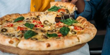 Massa clássica de pizza italiana: ingredientes e dicas para preparo em casa